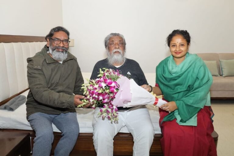 राज्यसभा सांसद दिशोम गुरु शिबू सोरेन एवं माता रूपी सोरेन का आशीर्वाद लेते मुख्यमंत्री हेमन्त सोरेन