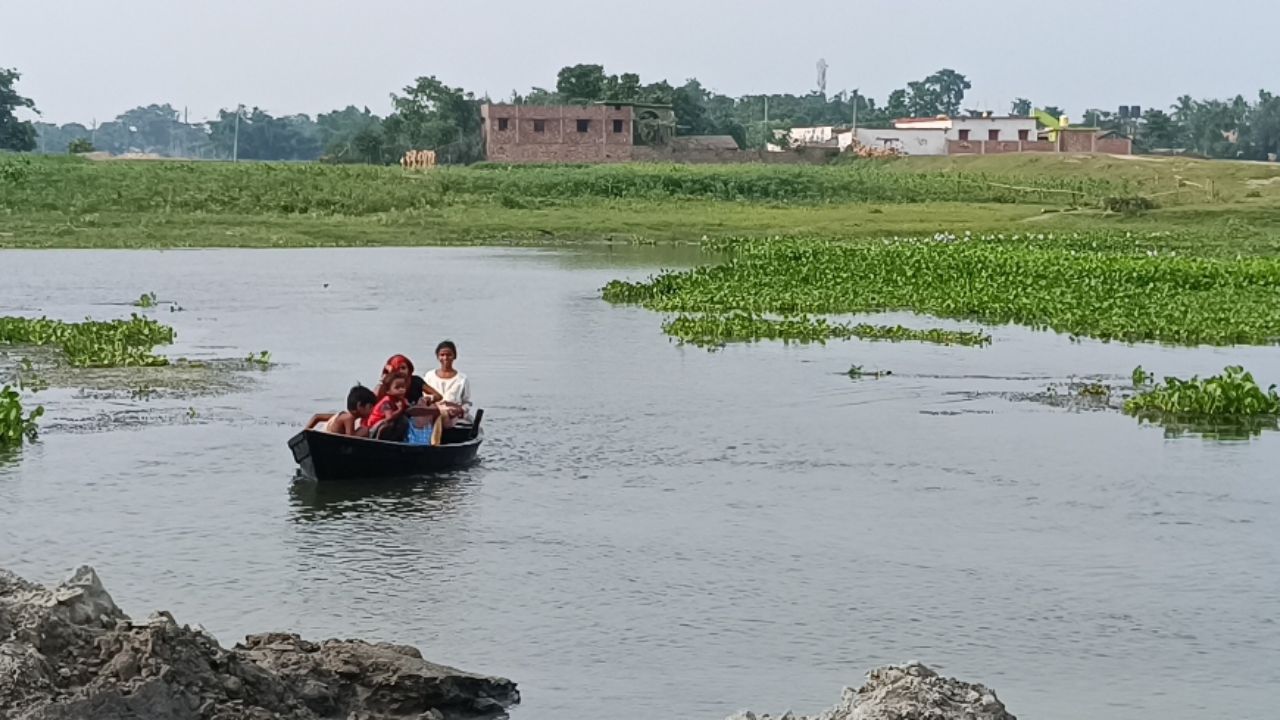 Bihar News: सहरसा में 5 साल से अधूरा पड़ा है पुल, बारिश में नाव से नदी पार करते हैं लोग Bihar News