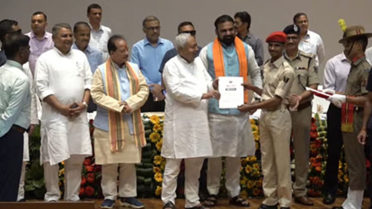 Bihar Police News: चुनाव से पहले 21,391 सिपाहियों को मिला नियुक्ति पत्र, सीएम नीतीश बोले- कानून व्यवस्था हमारी प्राथमिकता Bihar Police News