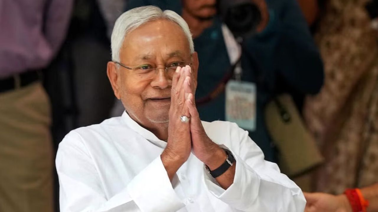 Bihar Politics News: नीतीश कुमार ने मंच पर मंत्री विजय चौधरी को जबरन हटाया, सभी लोग रह गए हैरान Bihar Politics News