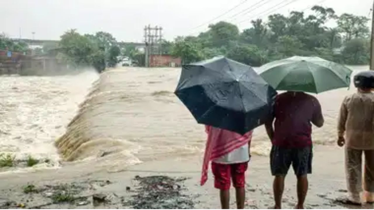 Jharkhand Weather Today: झारखण्ड में भारी बारिश ने मचाई तबाही, अगले 2 दिनों के लिए रेड अलर्ट जारी Jharkhand Weather Today