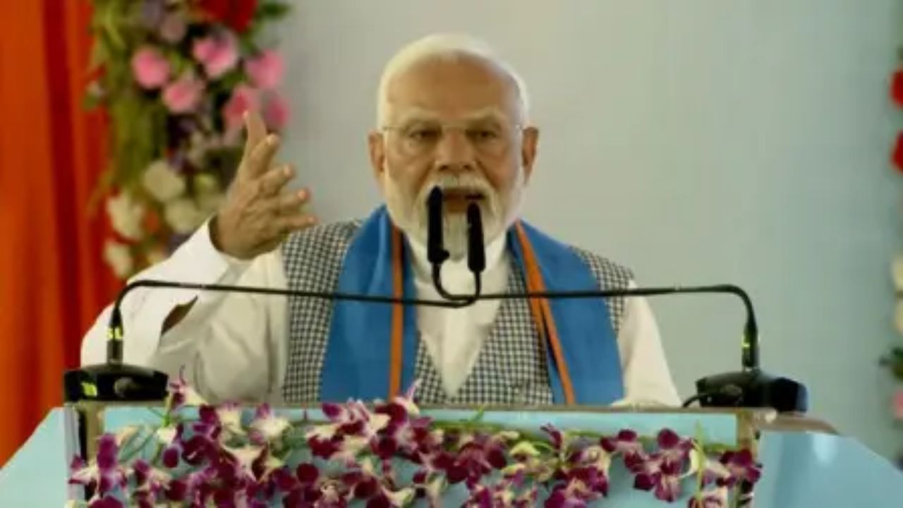PM Modi in Bihar: सीवान में PM मोदी का जोरदार स्वागत, नीतीश कुमार भी रहे मौजूद, कई विकास कार्यों का हुआ शुभारम्भ PM Modi in Bihar