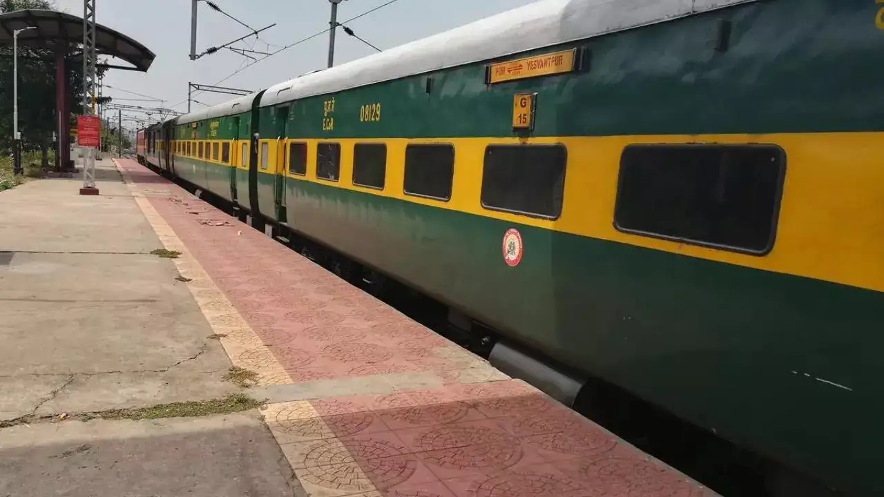 गरीब रथ के एसी कोच से उठा धुआं, बच्चे के साथ चलती ट्रेन महिला ने लगाई छलांग गरीब रथ