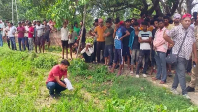 गाजीपुर में ट्रिपल मर्डर: बेटे ने जमीन के विवाद में मां, पिता और बहन को कुल्हाड़ी से मार डाला, गांव में सनसनी