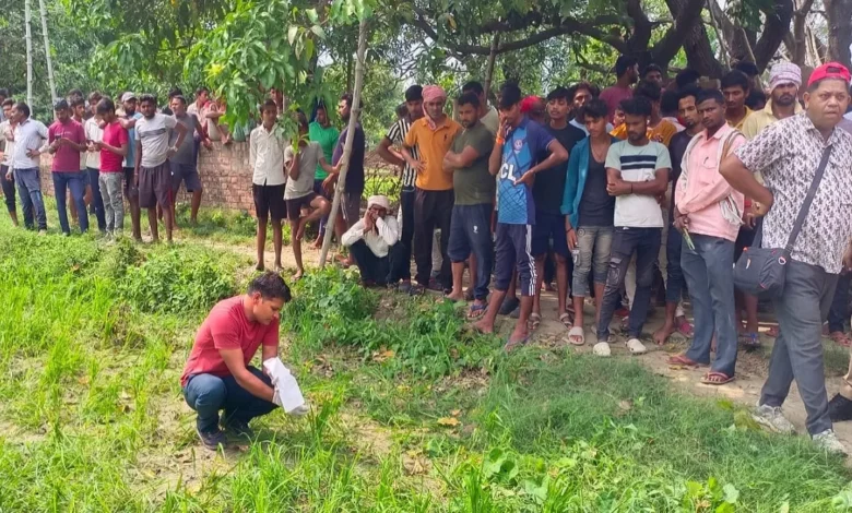 गाजीपुर में ट्रिपल मर्डर: बेटे ने जमीन के विवाद में मां, पिता और बहन को कुल्हाड़ी से मार डाला, गांव में सनसनी
