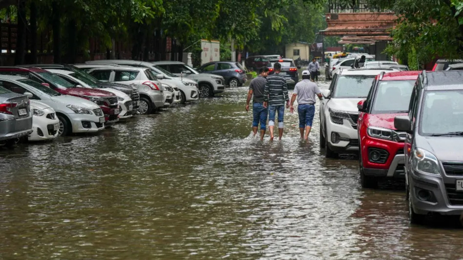 बारिश ने दिल्ली को किया जाम: सैकड़ों जगहों पर ट्रैफिक ठप, कॉलोनियों में भी फंसे वाहन दिल्ली