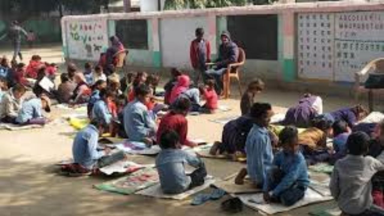 Bihar News: बिहार में शिक्षा भगवान के भरोसे, सीतामढ़ी में 579 बच्चों का भविष्य सिर्फ एक शिक्षक पर Bihar News