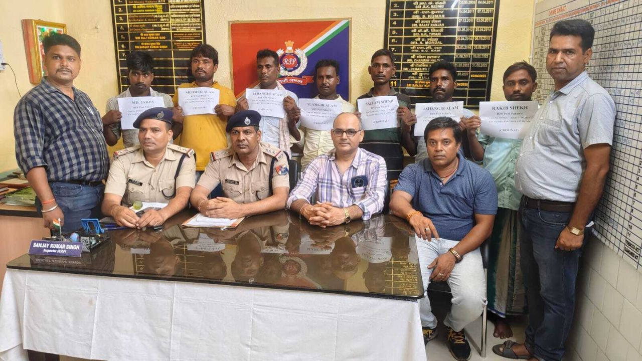 Jharkhand News: पाकुड़ में रेलवे इंजन से डीजल चोरी के मामले में 12 लोग गिरफ्तार Jharkhand News