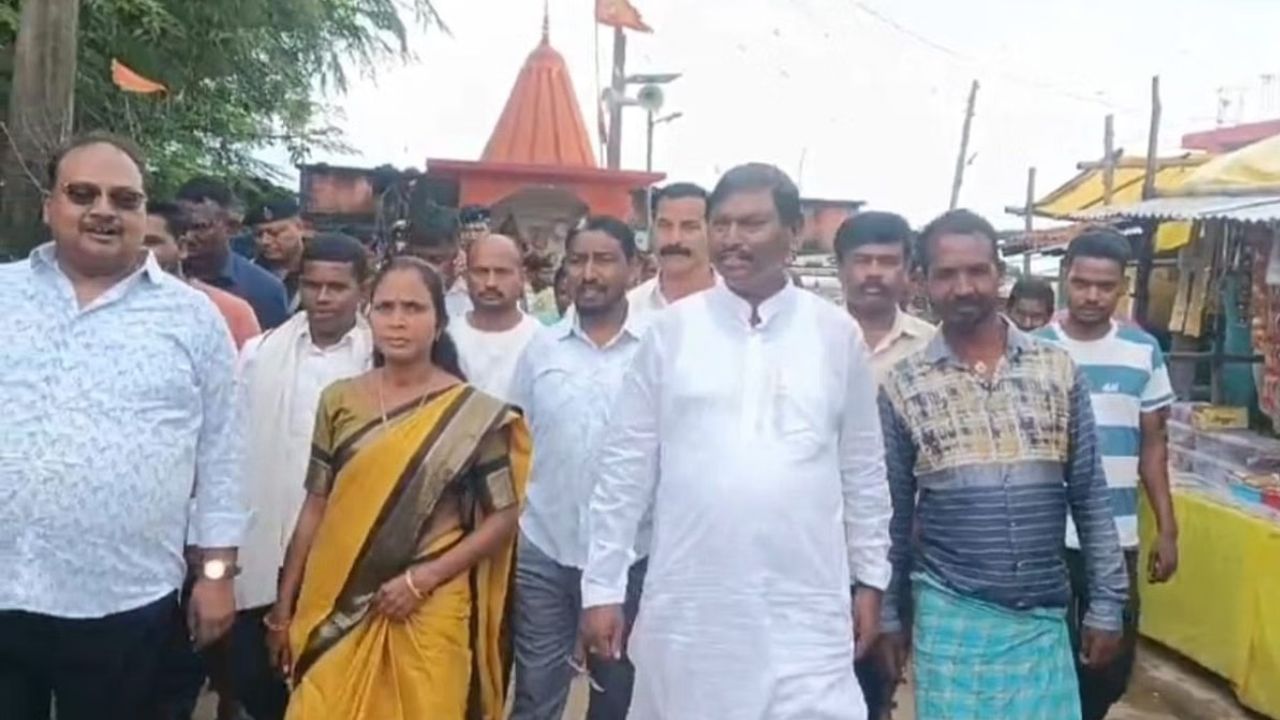Jharkhand News: पूर्व मुख्यमंत्री अर्जुन मुंडा ने दलाईकेला में मृतकों के परिजनों से की मुलाकात Jharkhand News
