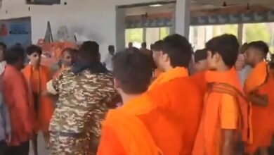 मिर्जापुर न्यूज, सीआरपीएफ जवान हमला, कांवड़ यात्रा विवाद, ब्रह्मपुत्र एक्सप्रेस, यूपी पुलिस कार्रवाई, सोशल मीडिया वीडियो, धर्म के नाम पर हिंसा, रेलवे स्टेशन घटना, उत्तर प्रदेश कानून व्यवस्था, जवान पर हमला, वायरल वीडियो यूपी, CRPF विवाद, मिर्जापुर रेलवे स्टेशन खबर, कांवड़ यात्रा हिंसा, धार्मिक यात्रा सुरक्षा
