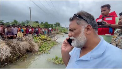 भोजपुर में गंगा कटाव से तबाही: जवैनिया गांव के लोग बेघर, पप्पू यादव ने पहुंचाई मदद