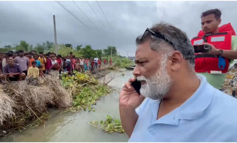 भोजपुर में गंगा कटाव से तबाही: जवैनिया गांव के लोग बेघर, पप्पू यादव ने पहुंचाई मदद
