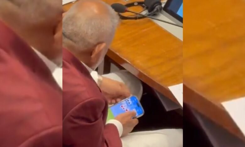 रमी खेलते हुए महाराष्ट्र के कृषि मंत्री माणिकराव कोकाटे का वीडियो वायरल क्या इन गुमराह मंत्रियों और सरकार से फसल बीमा, कर्जमाफी और हृदय परिवर्तन की मांग कर रहे किसान यह पुकार सुन पाएंगे कि, "गरीब किसान भी अपने खेतों पर आइये महाराज?"