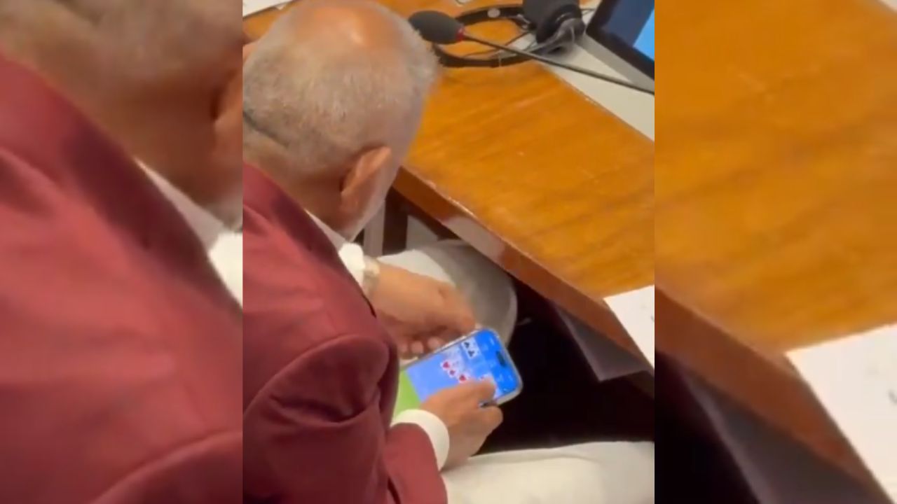 रमी खेलते हुए महाराष्ट्र के कृषि मंत्री माणिकराव कोकाटे का वीडियो वायरल रमी खेलते हुए महाराष्ट्र के कृषि मंत्री माणिकराव कोकाटे का वीडियो वायरल क्या इन गुमराह मंत्रियों और सरकार से फसल बीमा, कर्जमाफी और हृदय परिवर्तन की मांग कर रहे किसान यह पुकार सुन पाएंगे कि, "गरीब किसान भी अपने खेतों पर आइये महाराज?"