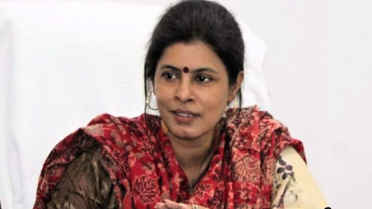 बलिया पहुंचीं पूर्व मंत्री स्वाति सिंह, पति और पॉलिटिक्स को लेकर दिया बड़ा बयान स्वाति सिंह