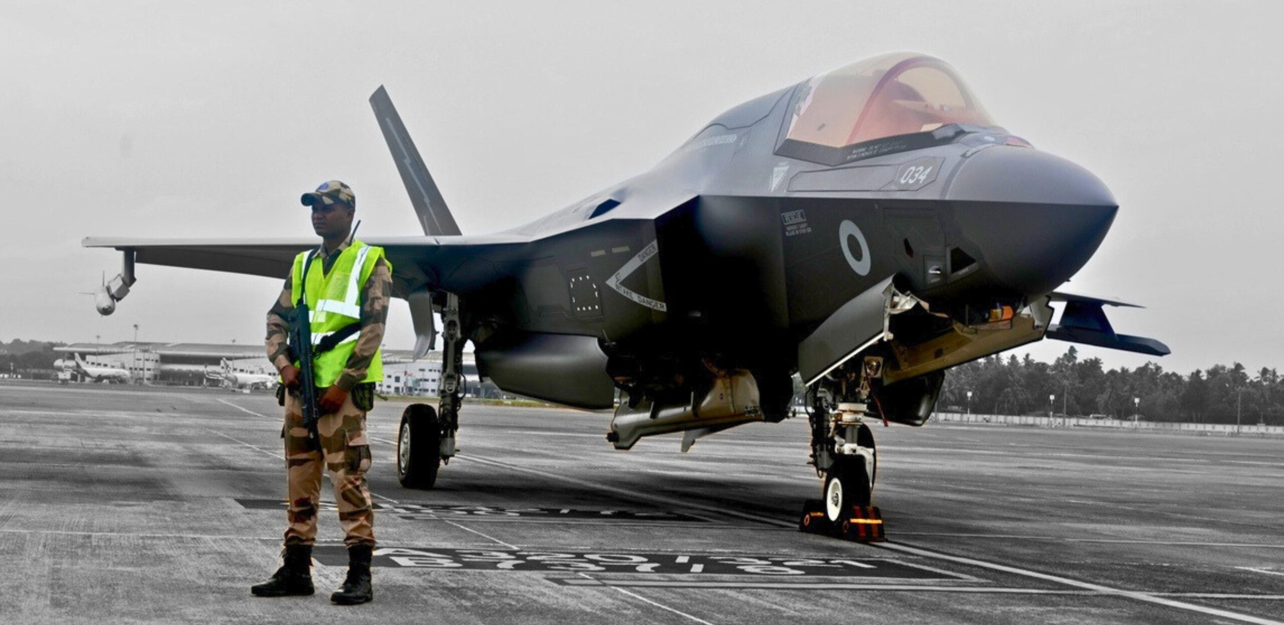 ब्रिटेन के F-35B स्टील्थ फाइटर जेट मिल गया हैंगर, 14 जून को हुई थी इमरजेंसी लैंडिंग ब्रिटेन के F-35B स्टील्थ फाइटर जेट मिल गया हैंगर, 14 जून को हुई थी इमरजेंसी लैंडिंग