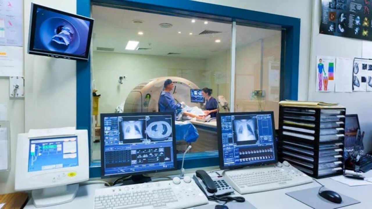 न्यूयॉर्क में MRI मशीन की वजह से हादसा, धातु की चेन पहनकर जाने पर व्यक्ति की मौत न्यूयॉर्क में MRI मशीन की वजह से हादसा, धातु की चेन पहनकर जाने पर व्यक्ति की मौत