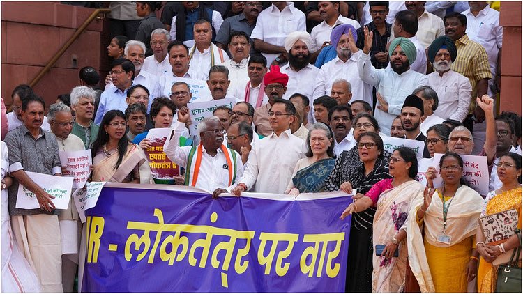 संसद में विपक्ष का प्रदर्शन बना मजाक का विषय, पोस्टर की गलती पर भाजपा का कटाक्ष