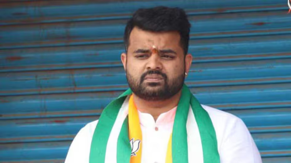 दुष्कर्म और सेक्सटेप मामले में पूर्व सांसद प्रज्वल रेवन्ना को उम्रकैद, कोर्ट ने लगाया 11 लाख का जुर्माना दुष्कर्म और सेक्सटेप मामले में पूर्व सांसद प्रज्वल रेवन्ना को उम्रकैद, कोर्ट ने लगाया 11 लाख का जुर्माना