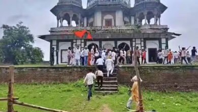 मकबरे की जमीन पर विवाद: दस्तावेजों से खुला मालिकाना हक, मंदिर-मकबरे की पहचान पर टकराव जारी