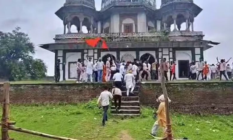 मकबरे की जमीन पर विवाद: दस्तावेजों से खुला मालिकाना हक, मंदिर-मकबरे की पहचान पर टकराव जारी