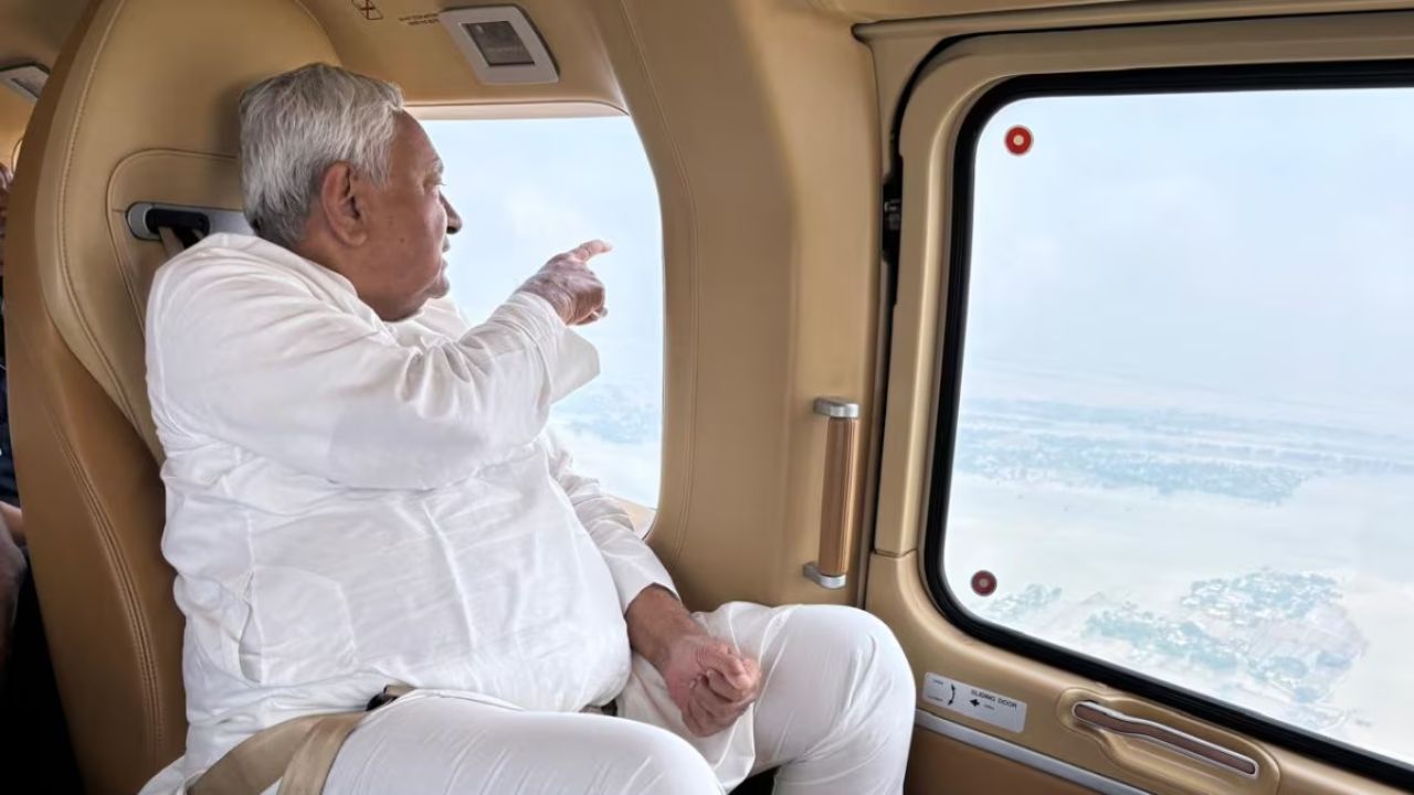Bihar Flood News: बिहार में बाढ़ का कहर, मुख्यमंत्री नीतीश कुमार ने किया हवाई सर्वेक्षण Bihar Flood News