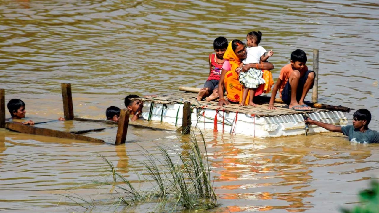 Bihar News: बिहार में कम बारिश के बाद भी बाढ़ का कहर, इन 5 जिलों में क्यों मचा हाहाकार? Bihar News