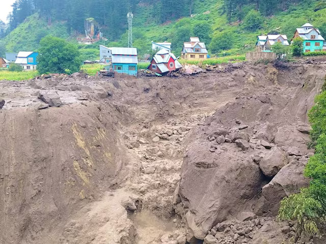कठुआ में बादल फटने से तबाही, चार की मौत-कई घायल कठुआ में बादल फटने से तबाही, चार की मौत-कई घायल