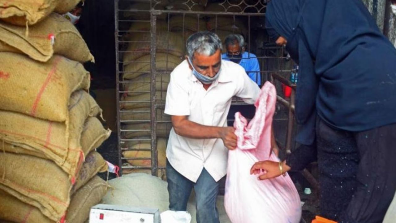 Jharkhand News: झारखंड ग्रीन कार्ड धारकों के लिए बड़ी खुशखबरी, अब किसी भी दिन ले सकेंगे राशन Jharkhand News