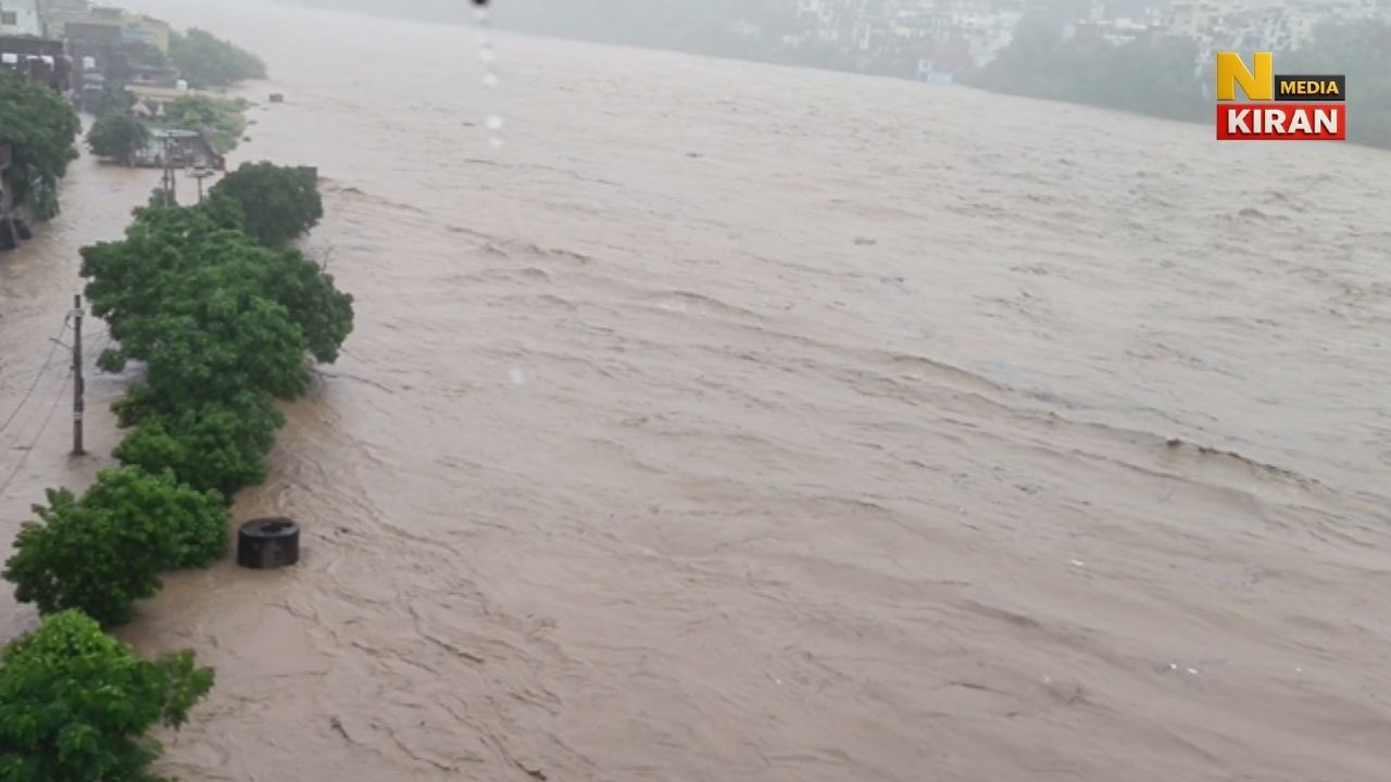 ट्रेनें रद्द, स्कूल और इंटरनेट बंद: जम्मू-कश्मीर में भारी बारिश से बिगड़े हालात ट्रेनें रद्द, स्कूल और इंटरनेट बंद: जम्मू-कश्मीर में भारी बारिश से बिगड़े हालात