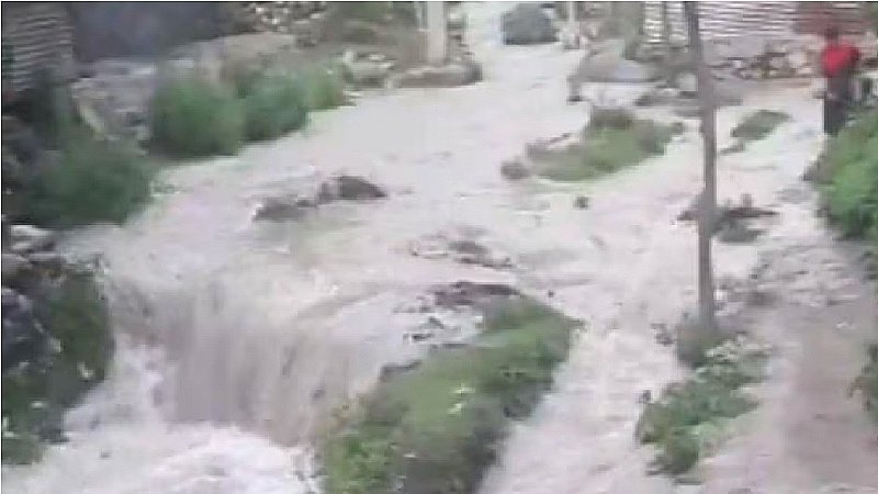 कुल्लू में बादल फटने से तबाही, कई मकान व वाहन बहे, तीन दिन का अलर्ट जार