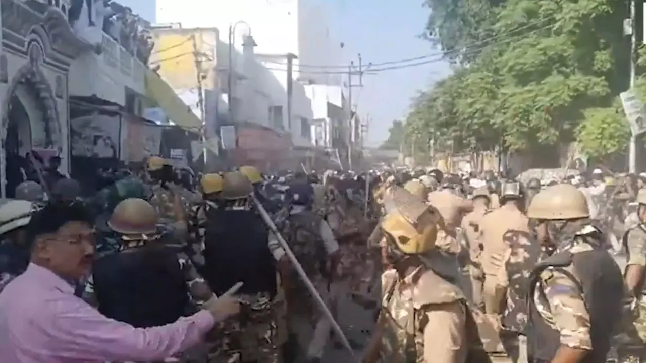 बरेली में जुमे की नमाज के बाद बवाल: ‘आई लव मोहम्मद’ पोस्टर विवाद पर प्रदर्शन, पुलिस ने किया लाठीचार्ज