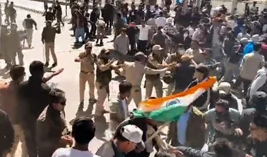 लद्दाख आंदोलन हुआ हिंसक, चार की मौत: सोनम वांगचुक ने तोड़ा उपवास और की शांति की अपील