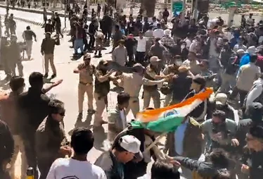 लद्दाख आंदोलन हुआ हिंसक, चार की मौत: सोनम वांगचुक ने तोड़ा उपवास और की शांति की अपील