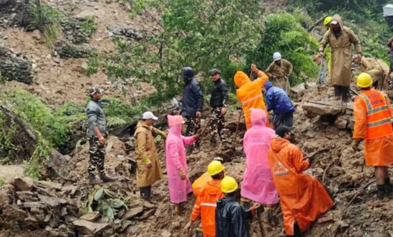 हिमाचल प्रदेश के कुल्लू में भूस्खलन से तबाही, एक ही परिवार के 5 लोग लापता