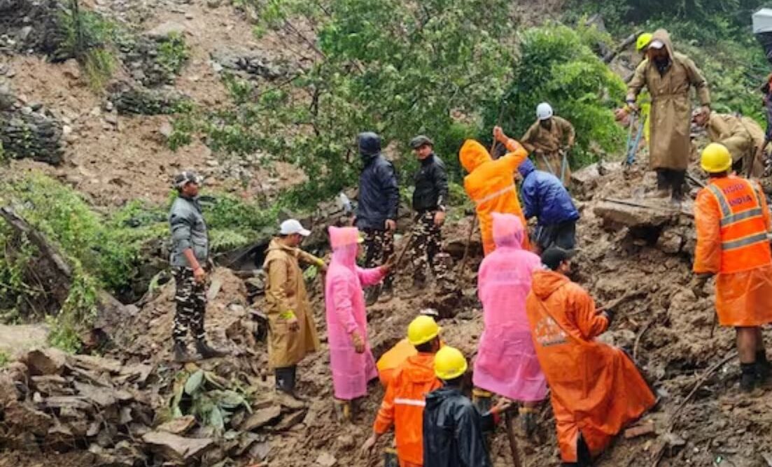 हिमाचल प्रदेश के कुल्लू में भूस्खलन से तबाही, एक ही परिवार के 5 लोग लापता हिमाचल प्रदेश के कुल्लू में भूस्खलन से तबाही, एक ही परिवार के 5 लोग लापता