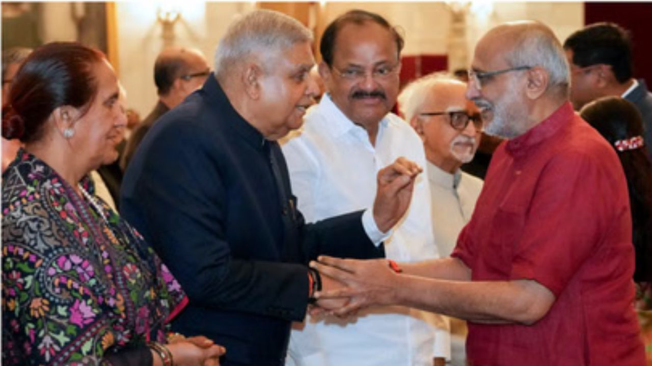 इस्तीफे के बाद पहली बार नजर आये पूर्व VP जगदीप धनखड़, नए उपराष्ट्रपति को दी बधाई इस्तीफे के बाद पहली बार नजर आये पूर्व VP जगदीप धनखड़, नए उपराष्ट्रपति को दी बधाई