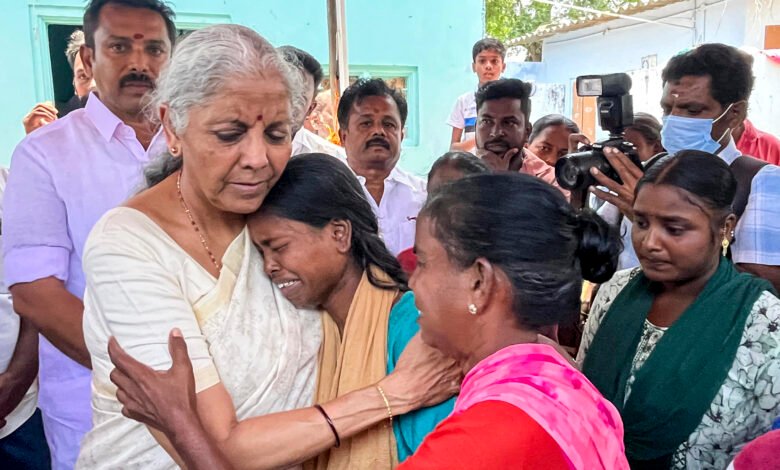 करूर हादसा: वित्त मंत्री निर्मला सीतारमण ने अस्पताल पहुंचकर घायलों से की मुलाकात, PMNRF से 2 लाख मुआवजे का ऐलान