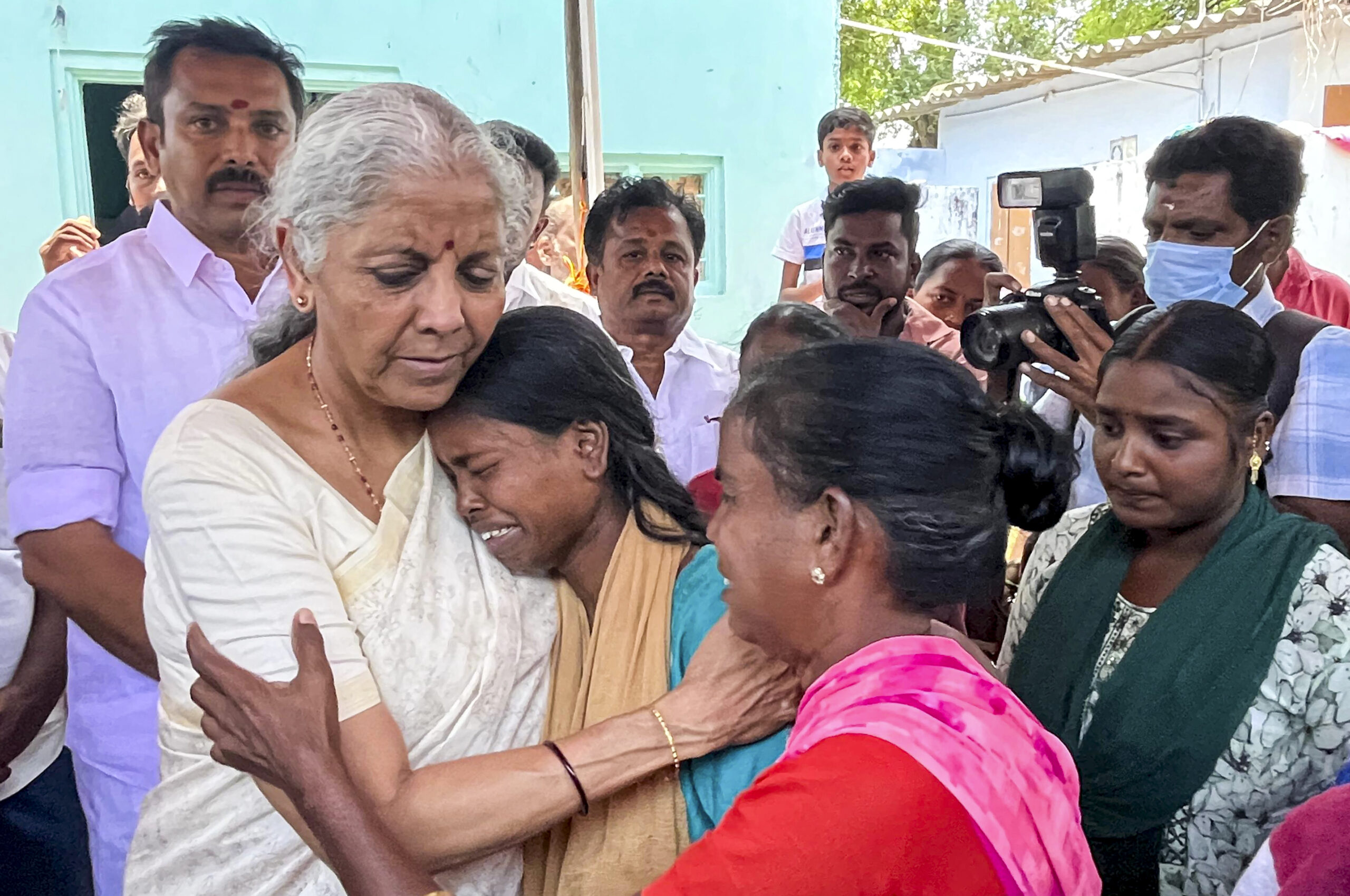 करूर हादसा: वित्त मंत्री निर्मला सीतारमण ने अस्पताल पहुंचकर घायलों से की मुलाकात, PMNRF से 2 लाख मुआवजे का ऐलान करूर हादसा: वित्त मंत्री निर्मला सीतारमण ने अस्पताल पहुंचकर घायलों से की मुलाकात, PMNRF से 2 लाख मुआवजे का ऐलान