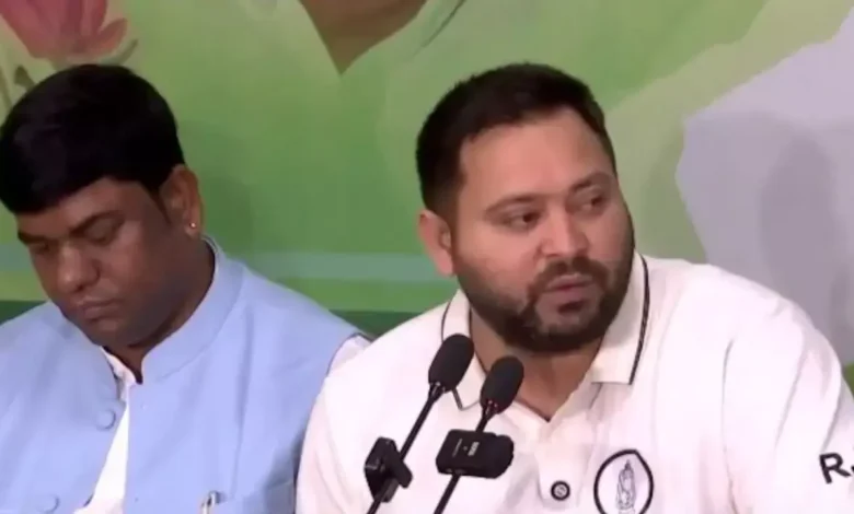 बिहार चुनाव 2025: तेजस्वी यादव के बड़े वादे, पंचायत प्रतिनिधियों को पेंशन, मेहनतकश वर्ग को ब्याज-मुक्त सहायता