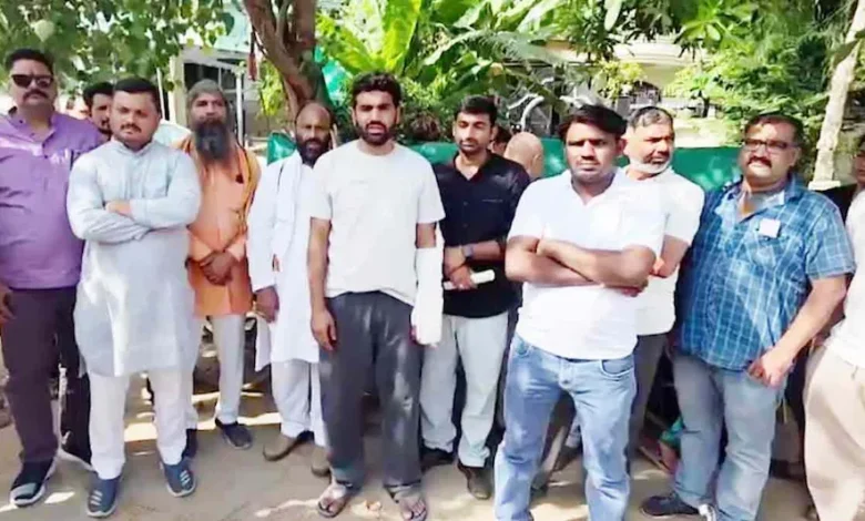 “अलवर में communal हिंसा: युवक की मौत के बाद भड़का गुस्सा, सरकारी नौकरी की मांग पर अड़े लोग”
