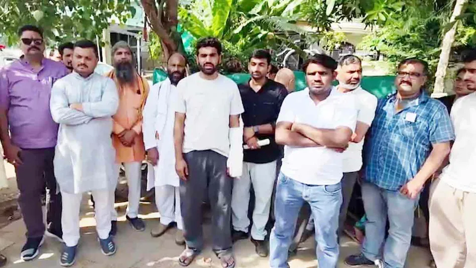 “अलवर में communal हिंसा: युवक की मौत के बाद भड़का गुस्सा, सरकारी नौकरी की मांग पर अड़े लोग”