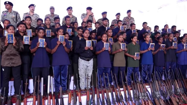 छत्तीसगढ़ में ऐतिहासिक मोड़: 210 नक्सलियों का एक साथ आत्मसमर्पण