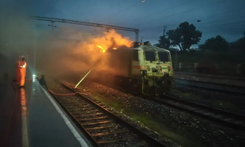 पंजाब के सरहिंद स्टेशन पर गरीब रथ एक्सप्रेस में भीषण आग, आग का गोला बनी 3 बोगियां