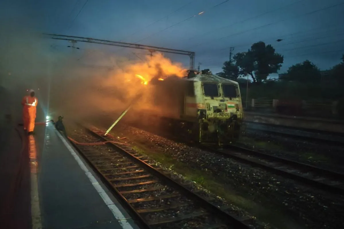 पंजाब के सरहिंद स्टेशन पर गरीब रथ एक्सप्रेस में भीषण आग, आग का गोला बनी 3 बोगियां पंजाब के सरहिंद स्टेशन पर गरीब रथ एक्सप्रेस में भीषण आग, आग का गोला बनी 3 बोगियां