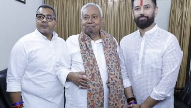 छठ महापर्व पर चिराग के घर पहुंचे नितीश कुमार, पासवान ने पैर छूकर लिया आशीर्वाद, NDA एकता का मजबूत संदेश
