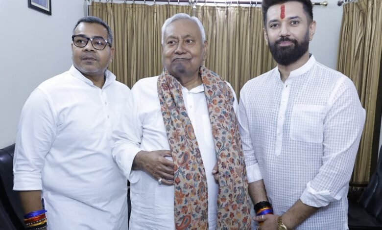 छठ महापर्व पर चिराग के घर पहुंचे नितीश कुमार, पासवान ने पैर छूकर लिया आशीर्वाद, NDA एकता का मजबूत संदेश