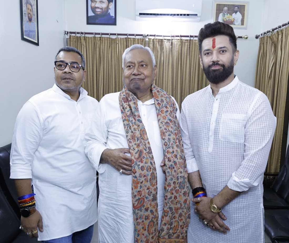 छठ महापर्व पर चिराग के घर पहुंचे नितीश कुमार, पासवान ने पैर छूकर लिया आशीर्वाद, NDA एकता का मजबूत संदेश