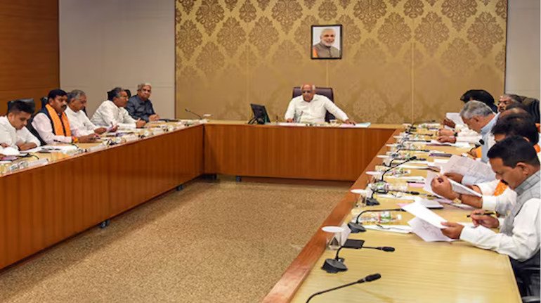 गुजरात में राजनीतिक हलचल: सभी मंत्रियों ने दिया इस्तीफा, कल दोपहर होगा नई कैबिनेट का शपथ ग्रहण