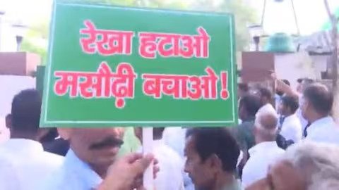 राजद समर्थकों ने राबड़ी आवास का किया घेराव, लालू यादव की गाड़ी रोकी